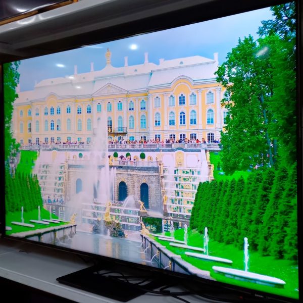 Телевизор Samsung 4K UHD 140 см